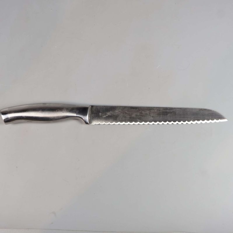 Brödkniv i rostfritt stål med tandat blad