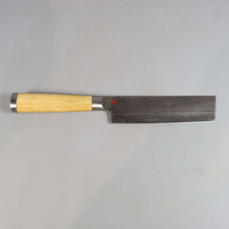 Grönsakskniv med ljust trähandtag och rakt blad