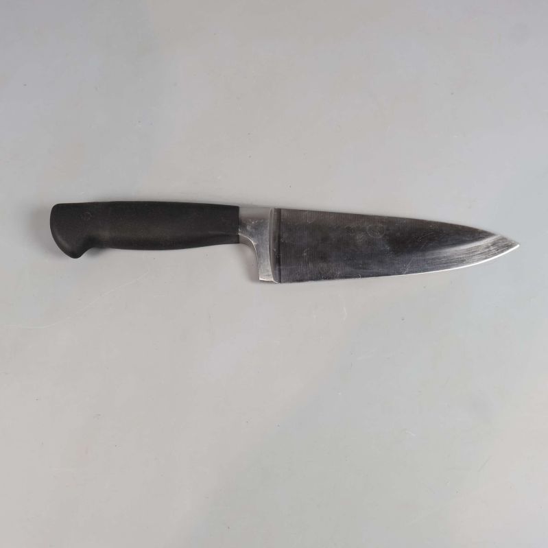 Kockkniv med svart handtag och slipat blad