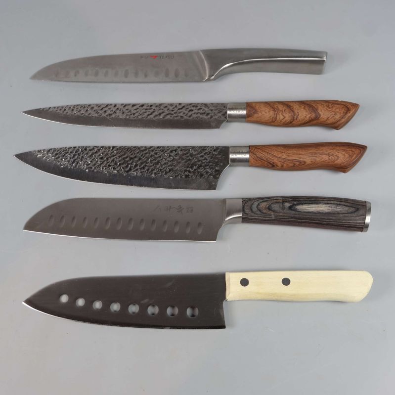 Fem olika japanska knivar i rad med varierande handtag och blad