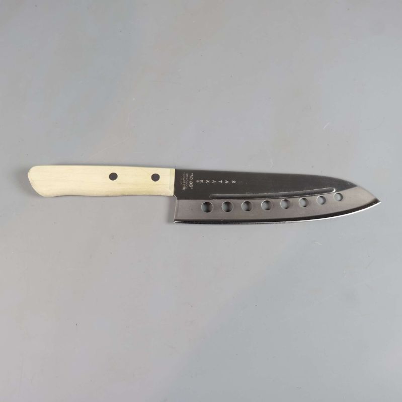 Japansk kniv med ljust handtag och hål i bladet