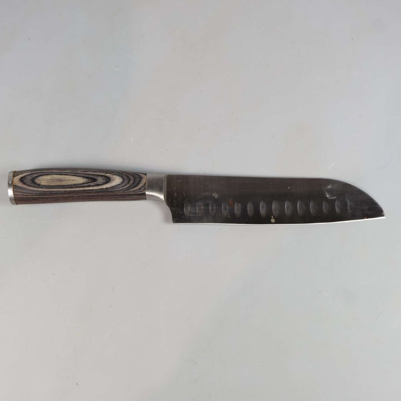 Japansk kniv med mönstrat handtag och mörkt blad