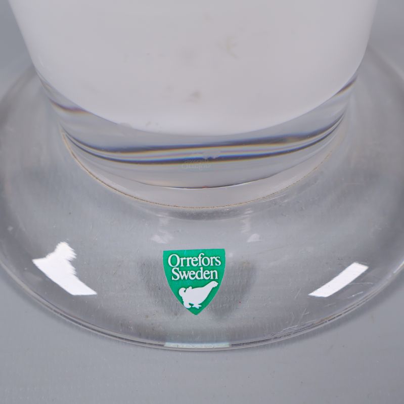 Närbild på vasfot med Orrefors Sweden logotyp