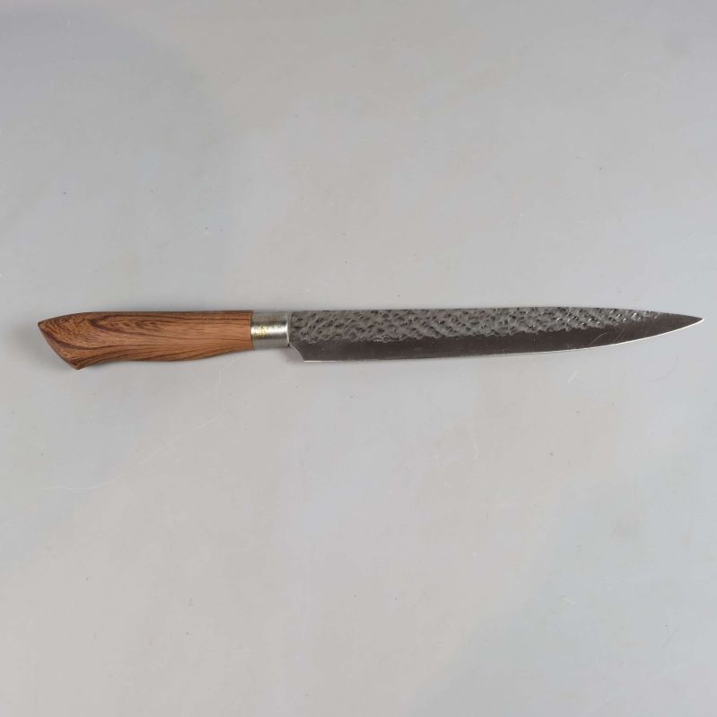 Lång japansk kniv med mörkt hamrat blad och trähandtag