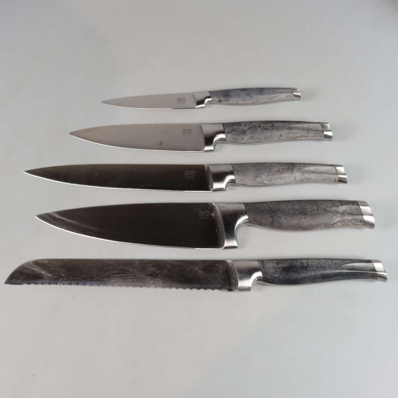 Fem köksknivar med stålhandtag i rad