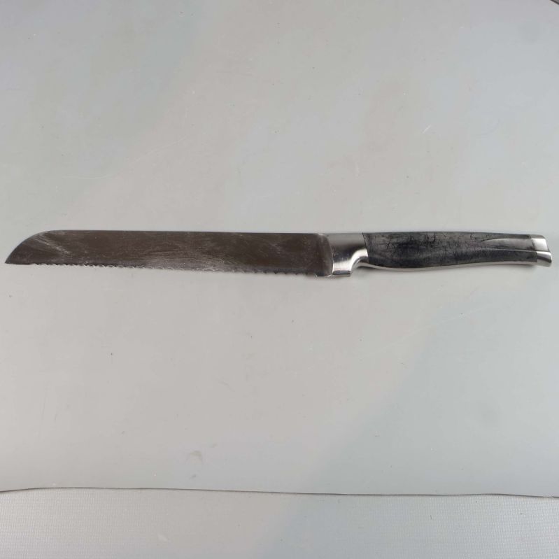 Brödkniv med tandad egg och stålhandtag