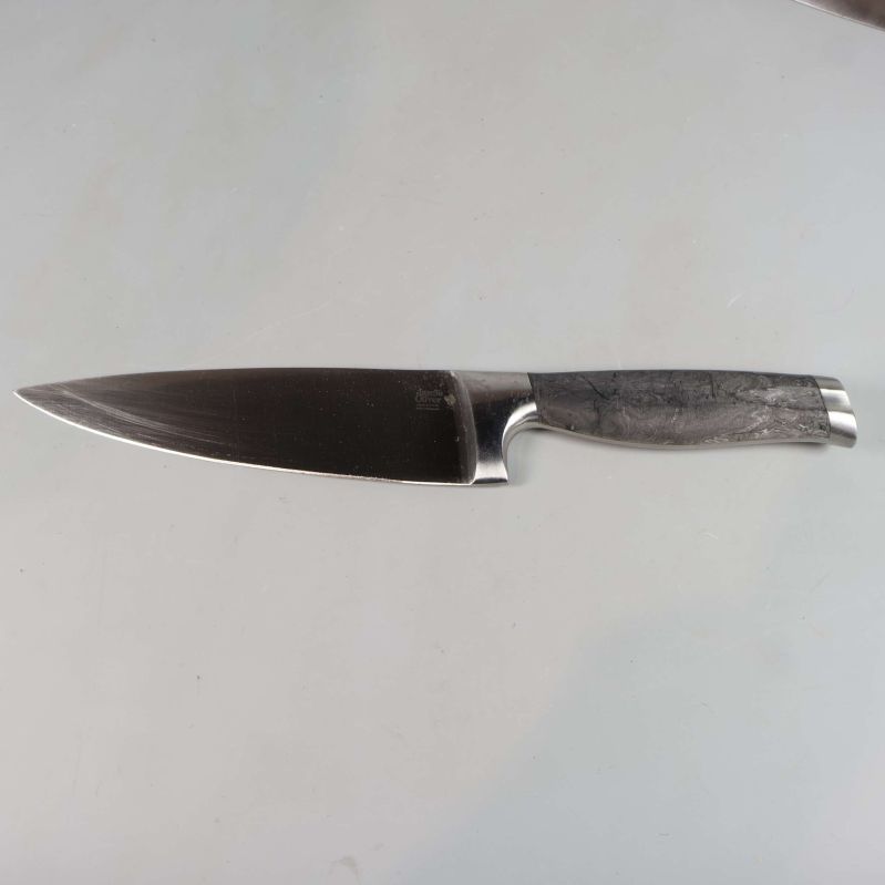 Kockkniv med brett blad och stålhandtag