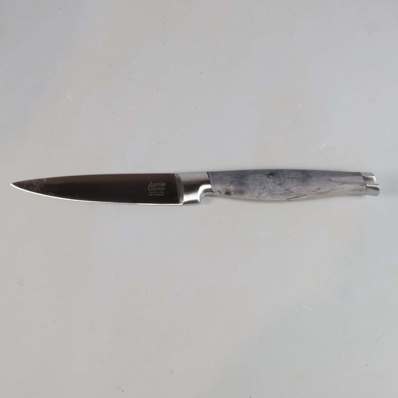 Liten kniv med stålhandtag och spetsig egg