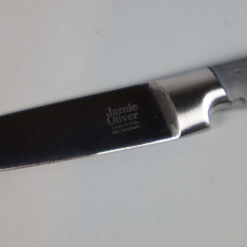 Närbild på Jamie Oliver logga på knivblad