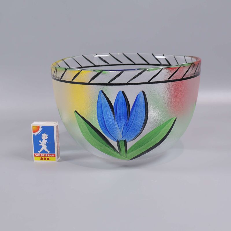 Glasskål med blå blomma och tändsticksask som storleksjämförelse