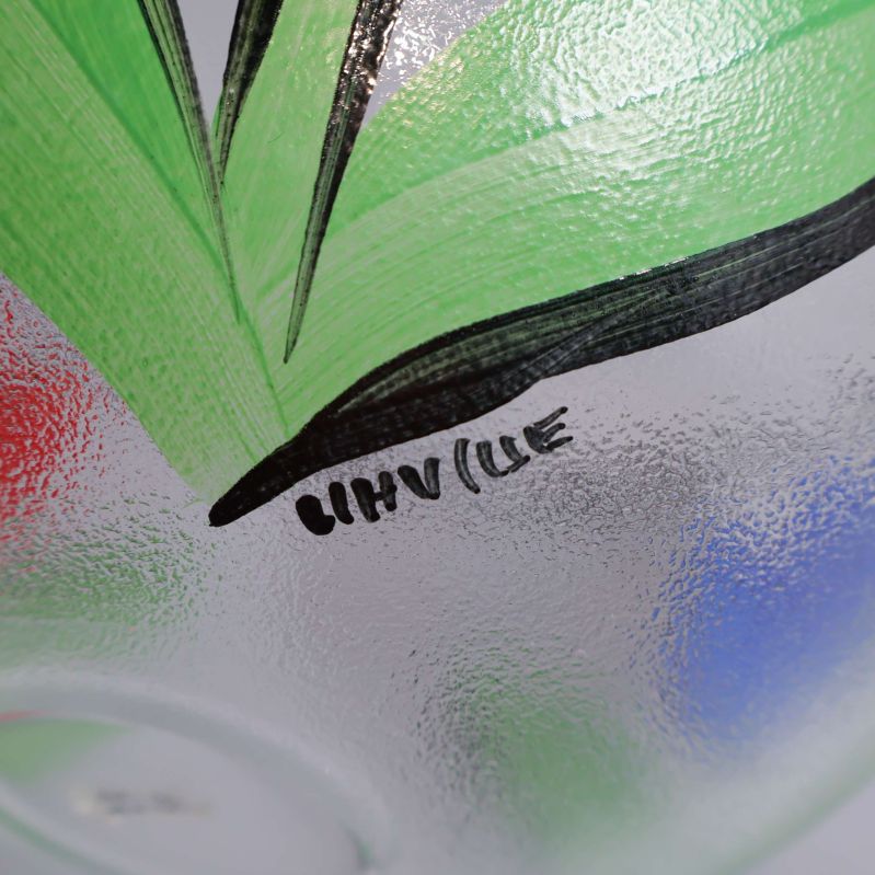 Signatur Ulrica Hydman-Vallien på skålen bland blommor