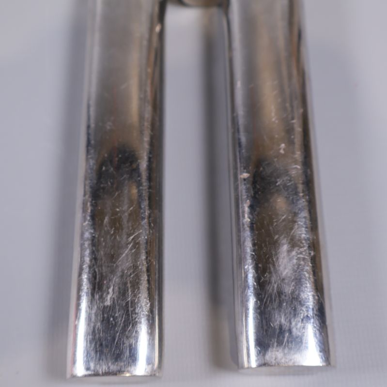 Närbild av handtag på trancherset med bruksspår