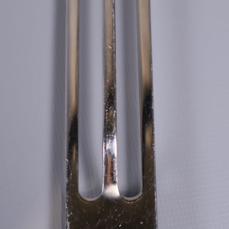 Närbild av tranchergaffelns repig yta