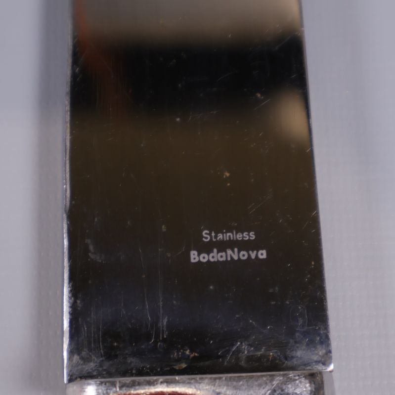 Stämpel med text Stainless BodaNova på gaffel