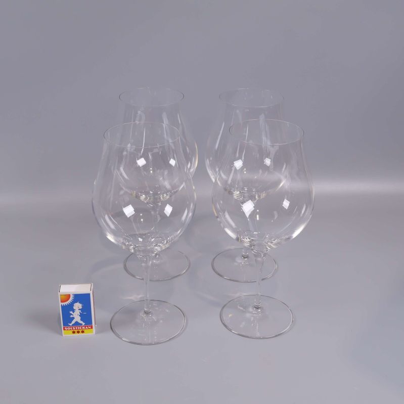 Fyra vinglas och tändsticksask som storleksjämförelse