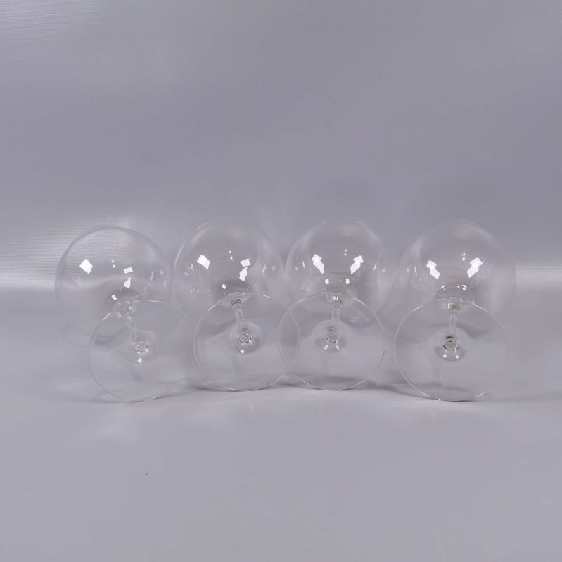 Bottnarna på fyra vinglas står uppställda i rad