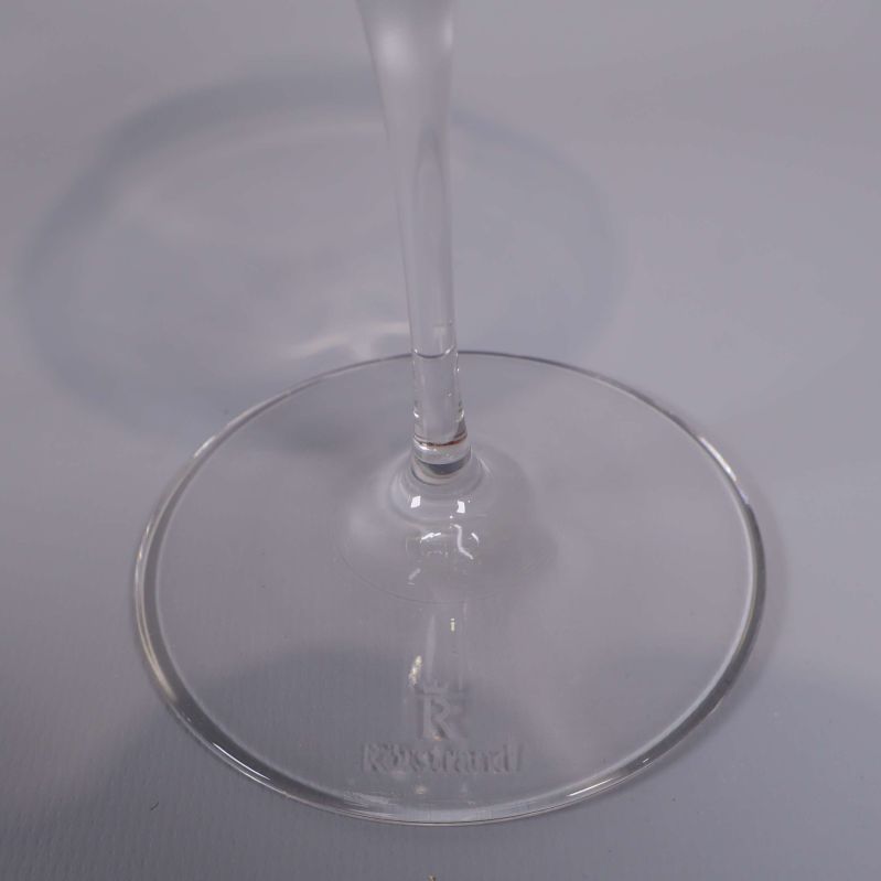 Närbild på glassockel där Rörstrand-loggan syns