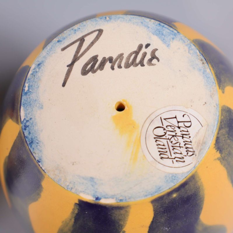 Närbild på Paradis Verkstan-etikett under ljushållare