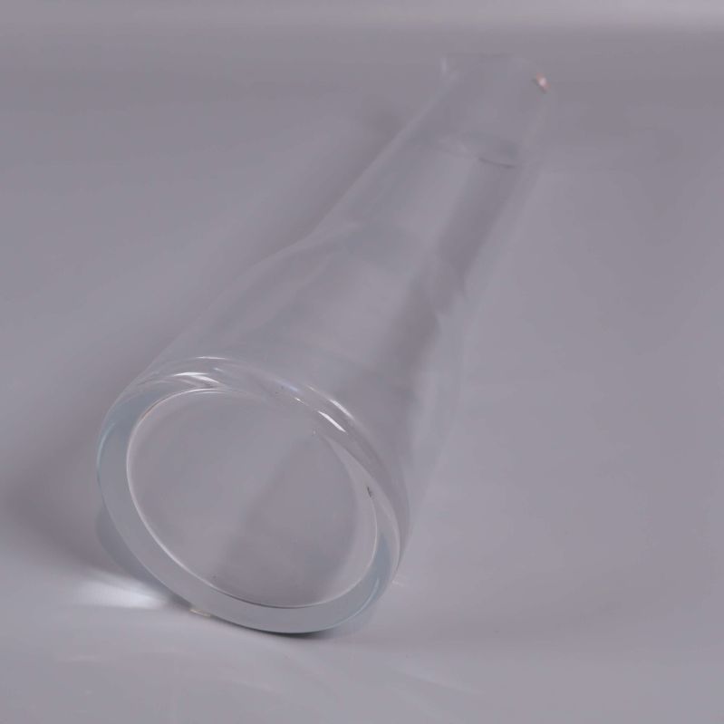 Karaff i klart glas liggande, visar botten