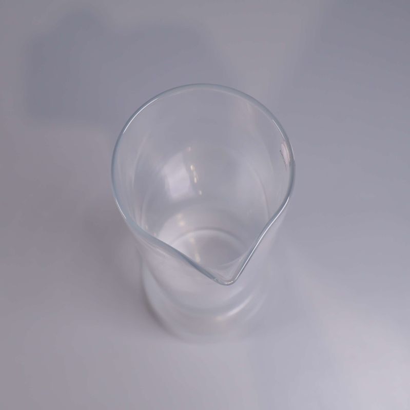 Karaff i klart glas sedd uppifrån med hällpip