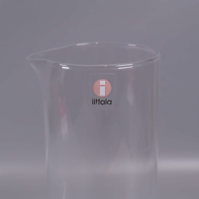 Närbild på Iittala-loggan på karaffen
