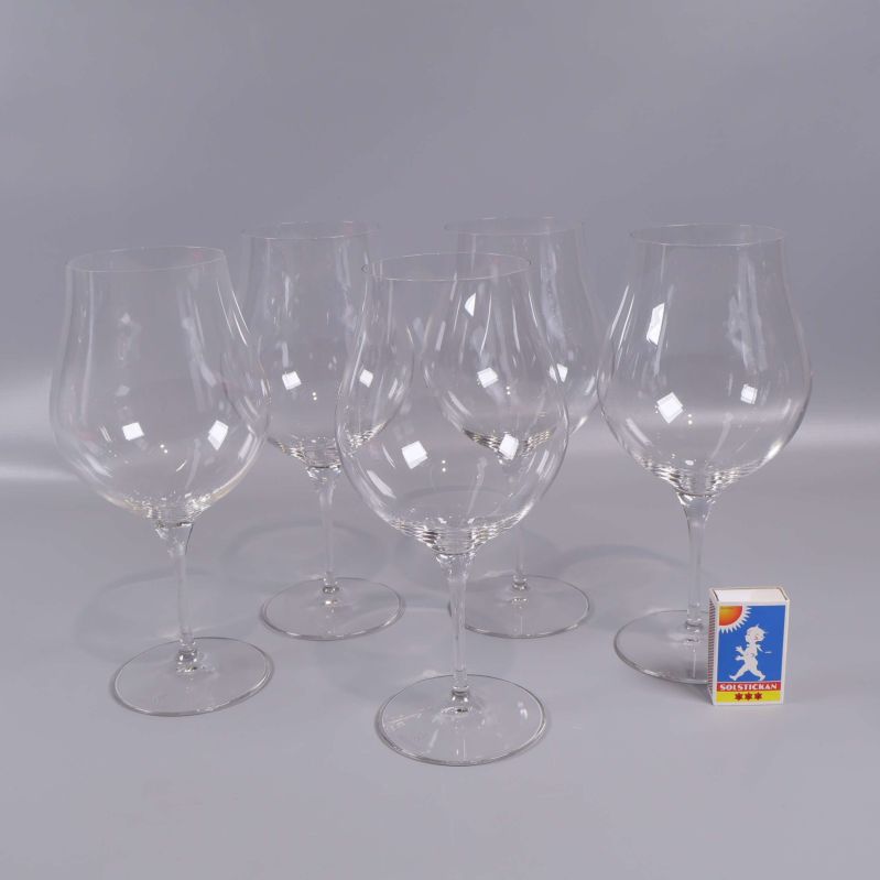 Fem vinglas bredvid tändsticksask för storleksjämförelse