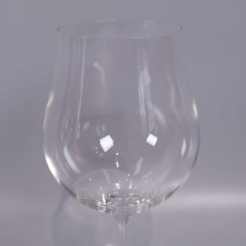 Närbild på kupan till ett vinglas