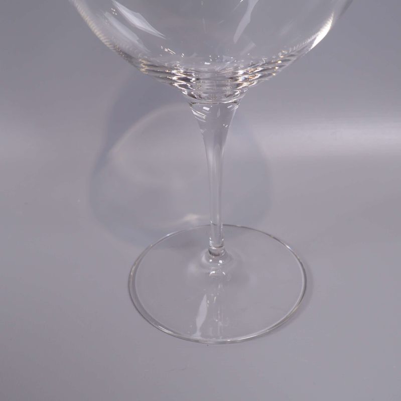 Närbild på foten och benet av ett vinglas