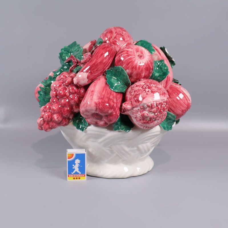 Fruktskål med röda frukter bredvid tändsticksask