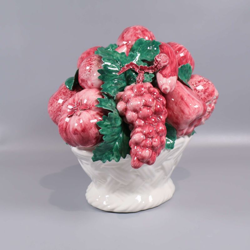 Sidan av fruktskål med röda frukter och blad