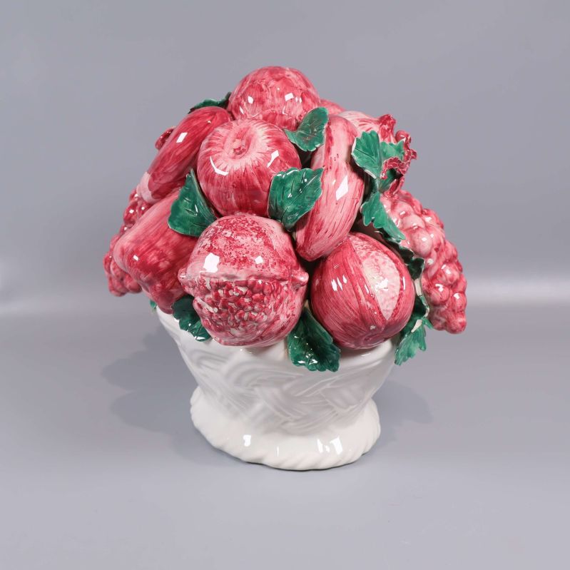 Fruktskål med handmålade röda frukter och gröna blad