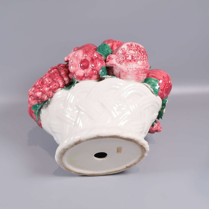 Undersidan av fruktskål i vitt