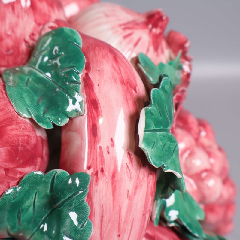 Närbild på gröna blad med nagg 