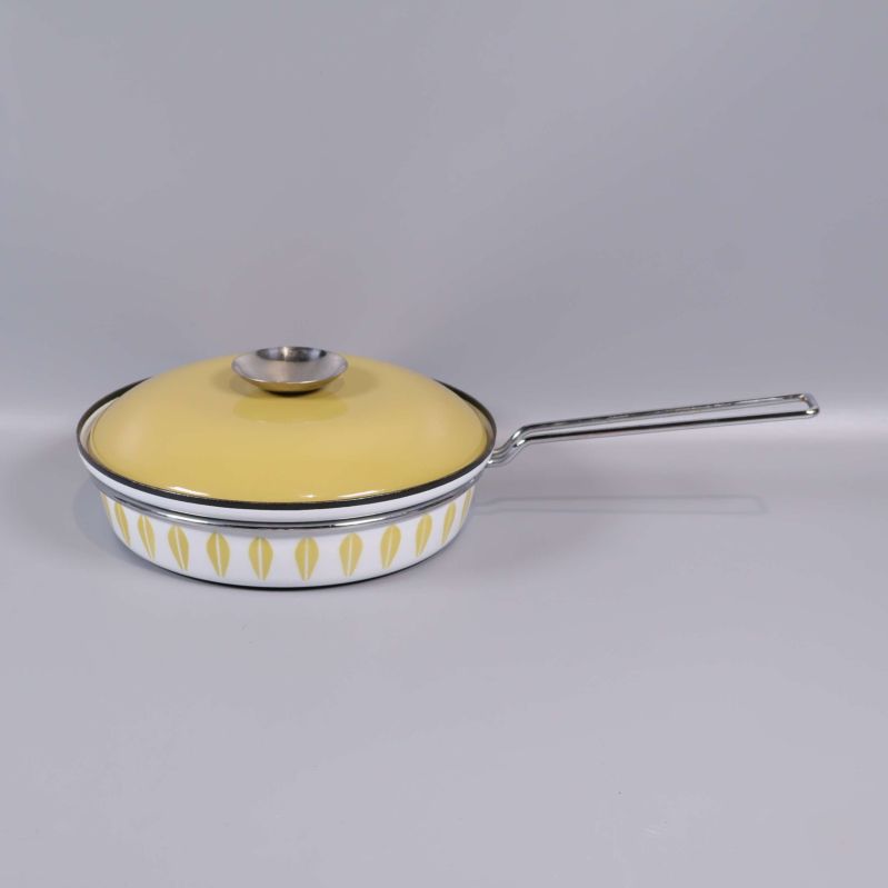 Stekpanna med gult lock och mönster på sidan