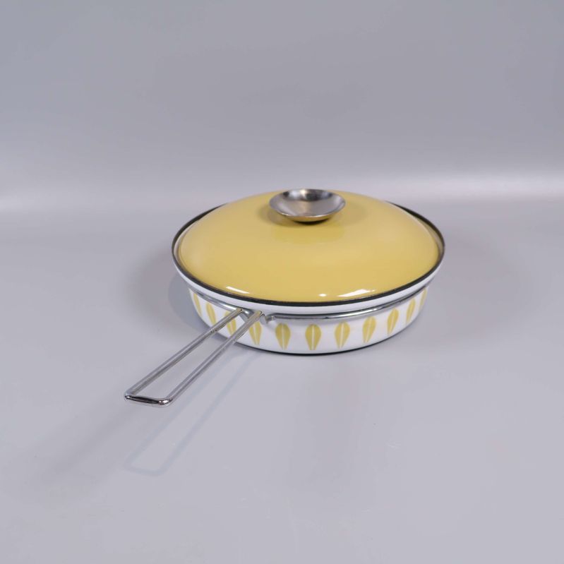 Stekpanna sedd bakifrån med lock och långt handtag