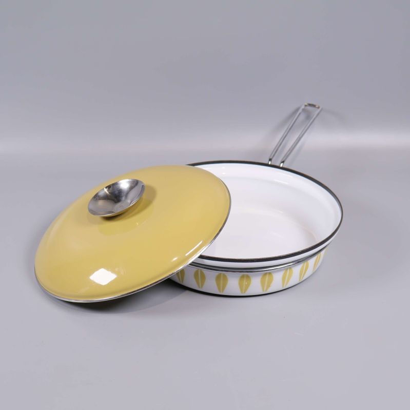 Bild av stekpanna med lock bredvid