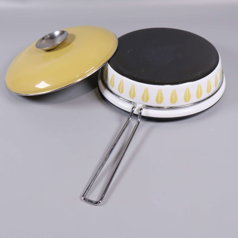 Stekpanna och lock bredvid baksidan 