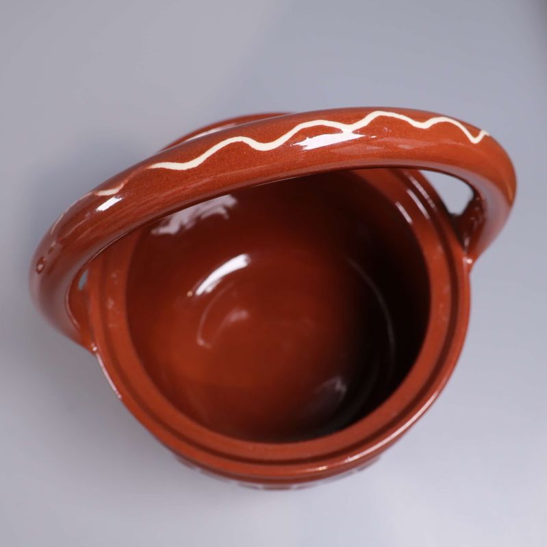 Vy ovanifrån på burkens insida och dekorerad hank