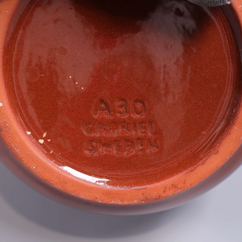 Närbild på burkens botten med Gabriel Sweden-stämpel