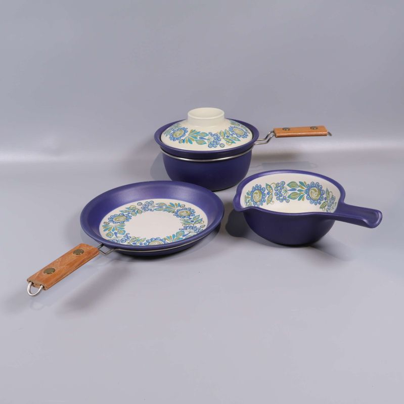 Tre delar kökskärl med blå färg och dekorativ insida