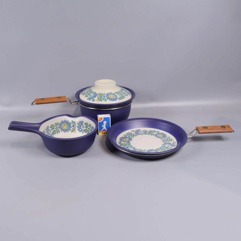 Kastrull, gryta och stekpanna med trähandtag och blå design