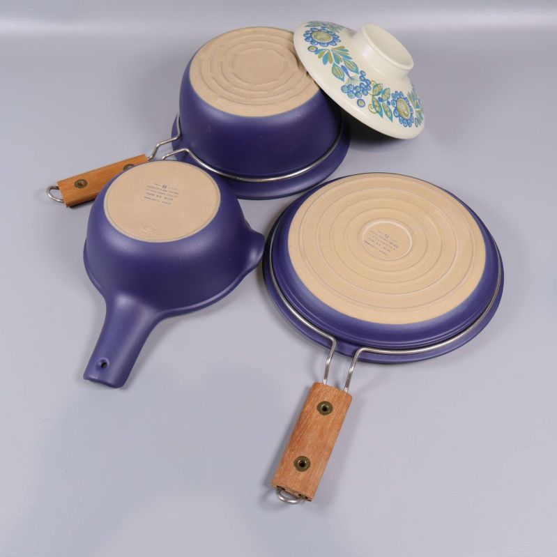 Undersida av alla tre kökskärl och lock