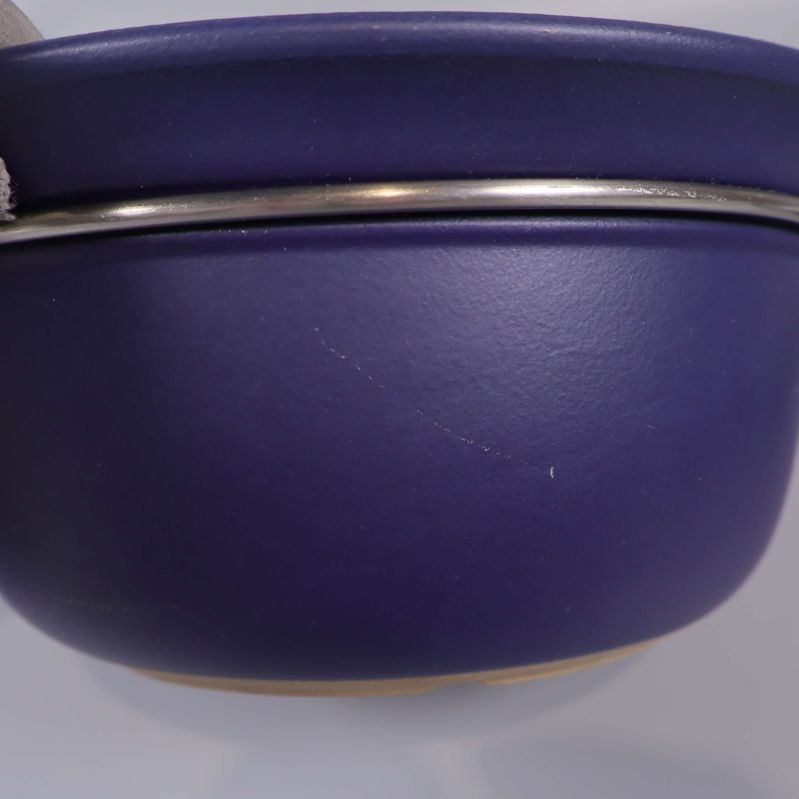 Närbild av repa på kastrull