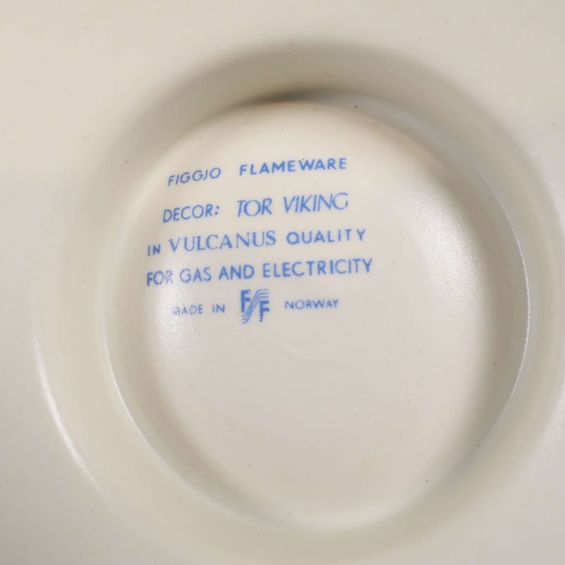 Stämpling i botten på en av delarna med information