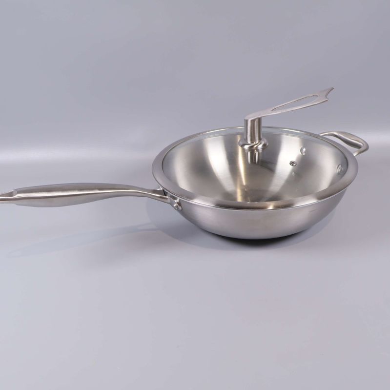 Wokpanna i rostfri metall med lock och långt handtag