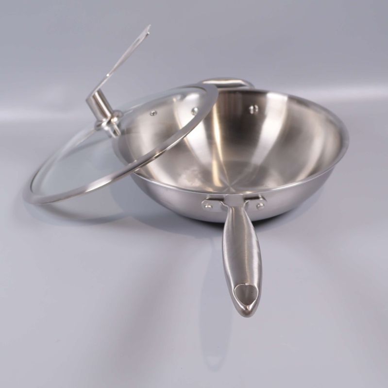 Öppen wokpanna med delvis avtaget glaslock