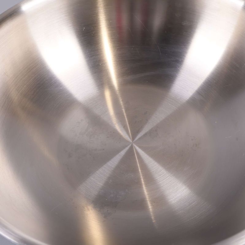 Insidan av wokpannan med repor