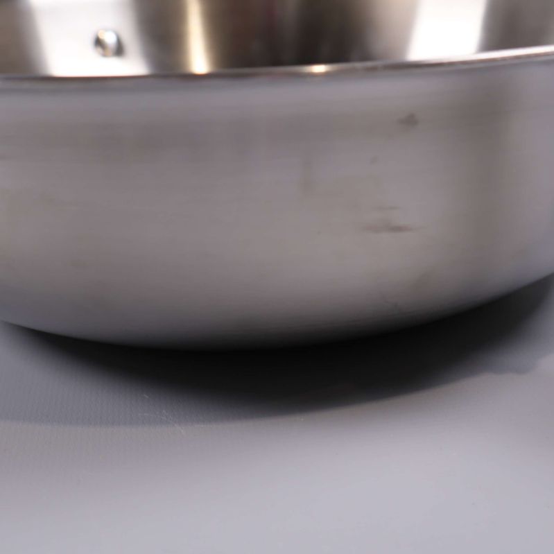 Närbild på wokpannans utsida med fläck