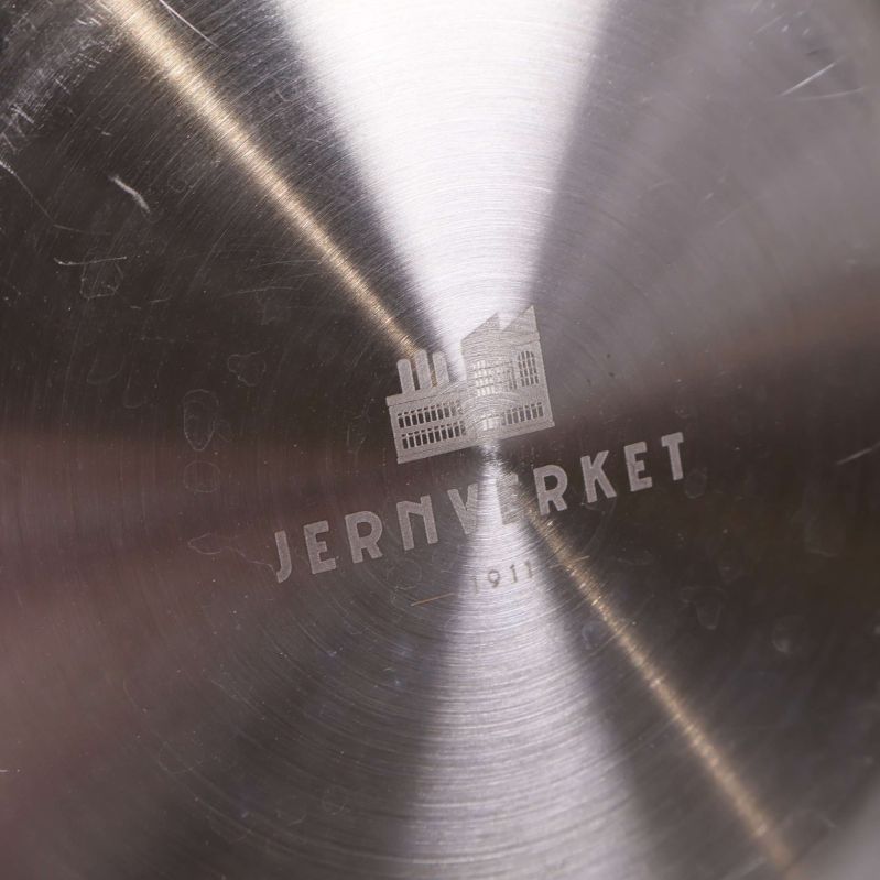 Jernverket logotyp graverad i wokpannans botten