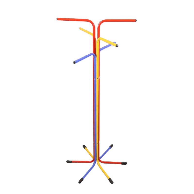 Klädhängare i rött, gult och blått med svarta gummifötter